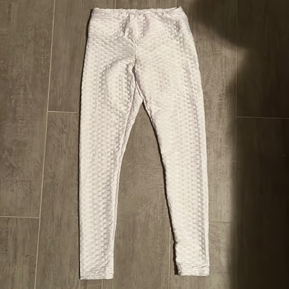 Scrunch butt white leggings